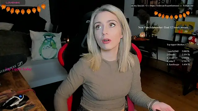 Snapshot of Lisaonthemoon chatting on October 16, 2025, 6:05 pm Lisaonthemoon online show from October 16, 2025, 6:05 pm