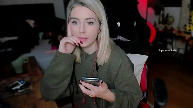 Snapshot of Lisaonthemoon chatting on October 4, 2025, 2:07 pm Lisaonthemoon online show from October 4, 2025, 2:07 pm