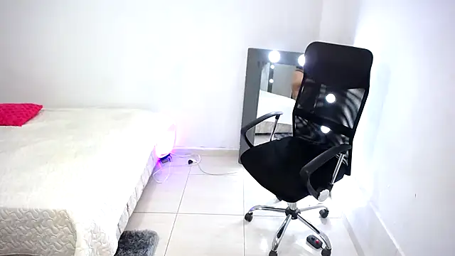 Nahomi Wild online show from December 16, 2025, 8:46 pm