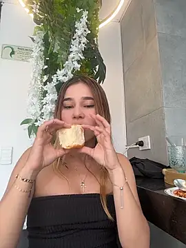 Lezy  online show from December 1, 2025, 7:37 pm