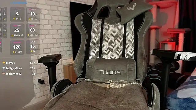 Snapshot of LeoPaulini chatting on December 25, 2024, 2:45 pm LeoPaulini online show from December 25, 2024, 2:45 pm