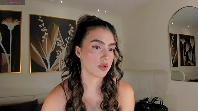 PaulinaSantos  online show from February 5, 2026, 8:26 pm