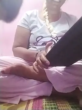 Snapshot of Tamilpriya46 chatting on March 17, 2025, 5:27 pm Tamilpriya46 online show from March 17, 2025, 5:27 pm