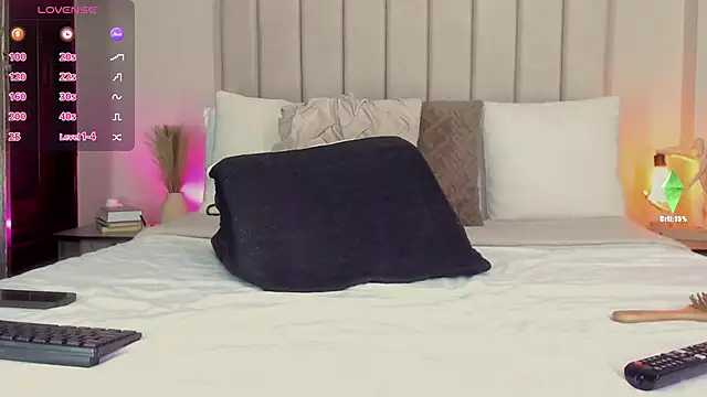 romina-brunette online show from October 7, 2025, 7:48 pm