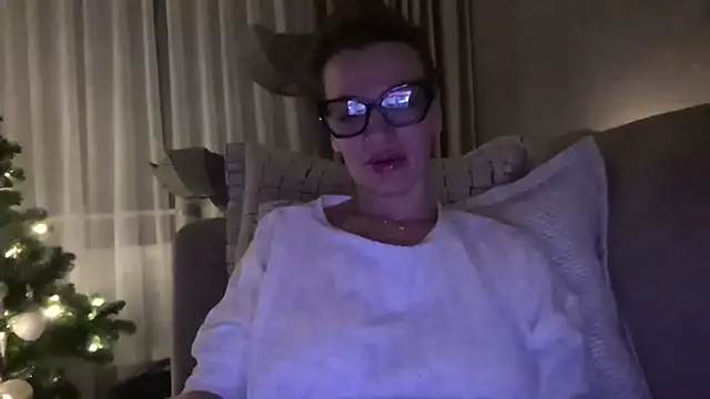 SweetMonicaUK online show from December 15, 2025, 10:48 pm