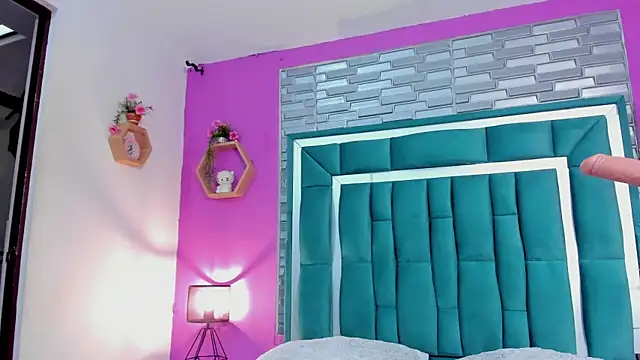 LORENSCOLLINS online show from November 14, 2025, 8:56 pm