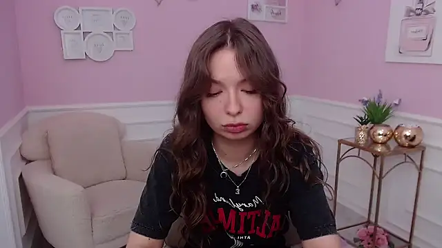 Snapshot of LucySkilar chatting on October 6, 2025, 4:35 am LucySkilar online show from October 6, 2025, 4:35 am