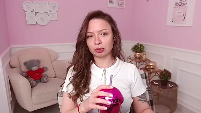 Snapshot of LucySkilar chatting on April 9, 2026, 4:03 am LucySkilar online show from April 9, 2026, 4:03 am