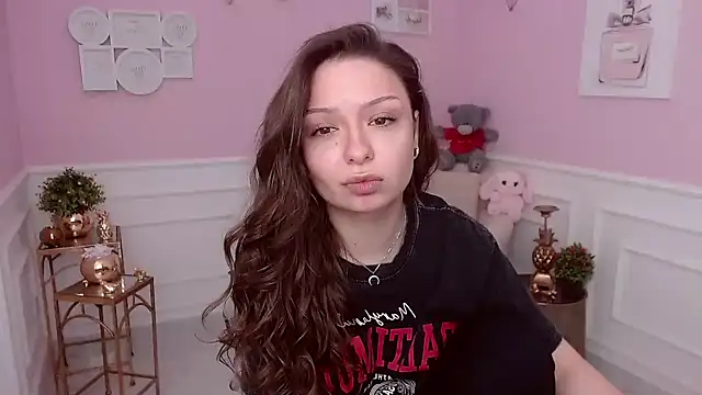 Snapshot of LucySkilar chatting on March 5, 2026, 5:37 am LucySkilar online show from March 5, 2026, 5:37 am