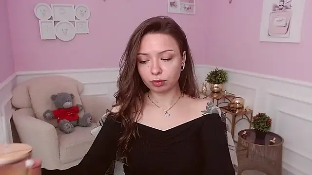LucySkilar online show from May 19, 2026, 4:08 am