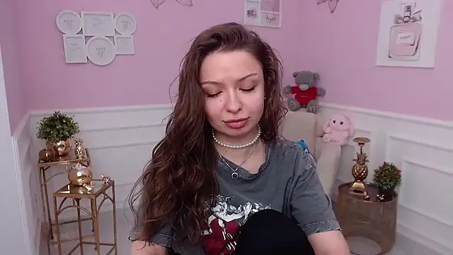 LucySkilar online show from February 3, 2026, 6:33 am