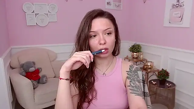 Snapshot of LucySkilar chatting on April 3, 2026, 4:08 am LucySkilar online show from April 3, 2026, 4:08 am