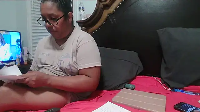 Snapshot of ebonyred chatting on January 5, 2026, 11:19 pm ebonyred online show from January 5, 2026, 11:19 pm