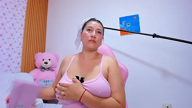 Soyqueen online show from May 5, 2026, 4:37 am