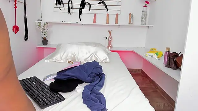 Alejandra Dunn online show from November 14, 2025, 2:43 pm