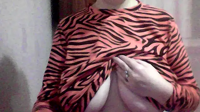 Snapshot of AnaXBerry chatting on January 5, 2026, 6:11 pm AnaXBerry online show from January 5, 2026, 6:11 pm