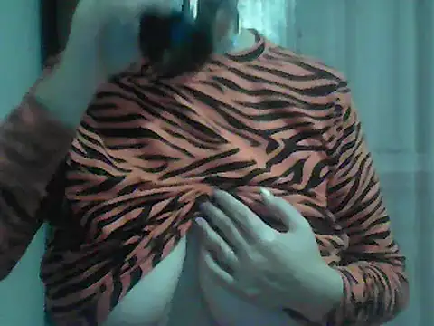 Snapshot of AnaXBerry chatting on December 22, 2025, 6:08 pm AnaXBerry online show from December 22, 2025, 6:08 pm