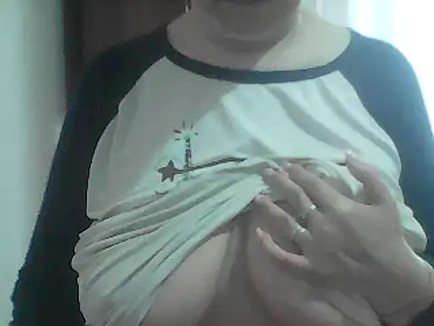 Snapshot of AnaXBerry chatting on March 26, 2026, 6:33 am AnaXBerry online show from March 26, 2026, 6:33 am