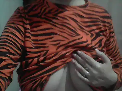 Snapshot of AnaXBerry chatting on April 8, 2026, 6:53 pm AnaXBerry online show from April 8, 2026, 6:53 pm