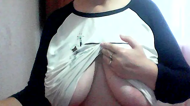 Snapshot of AnaXBerry chatting on November 5, 2025, 7:33 am AnaXBerry online show from November 5, 2025, 7:33 am