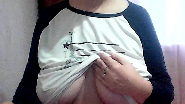 Snapshot of AnaXBerry chatting on November 7, 2025, 7:46 am AnaXBerry online show from November 7, 2025, 7:46 am