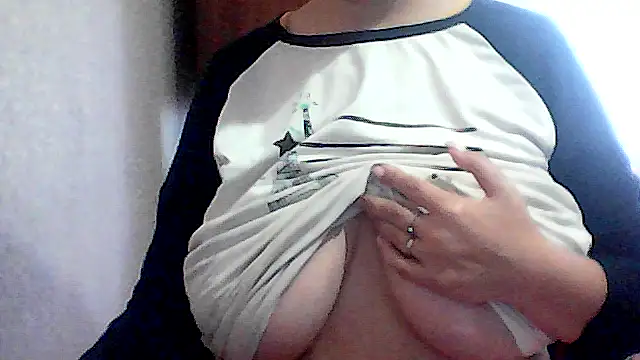 Snapshot of AnaXBerry chatting on October 15, 2025, 7:05 am AnaXBerry online show from October 15, 2025, 7:05 am