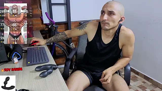 Snapshot of Marck_Muscle chatting on April 28, 2026, 1:04 am Marck Muscle online show from April 28, 2026, 1:04 am