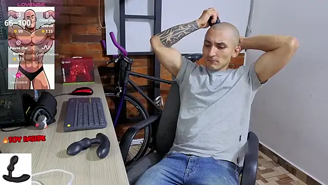 Snapshot of Marck_Muscle chatting on May 1, 2026, 2:49 am Marck Muscle online show from May 1, 2026, 2:49 am