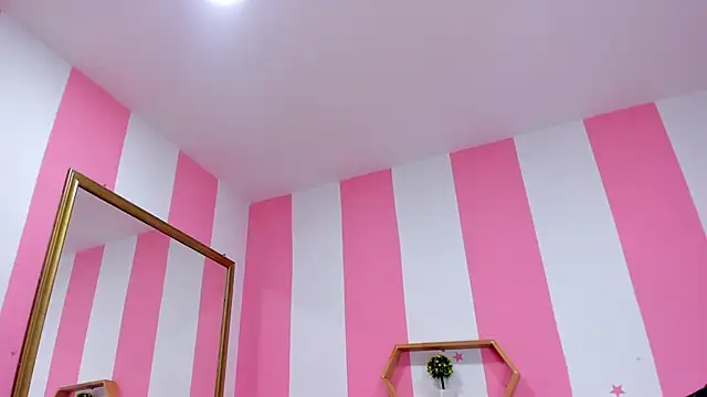 ISABELLA 020 online show from October 17, 2025, 1:02 pm