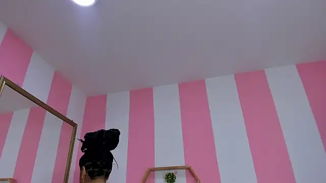 ISABELLA 020 online show from May 30, 2026, 12:33 pm
