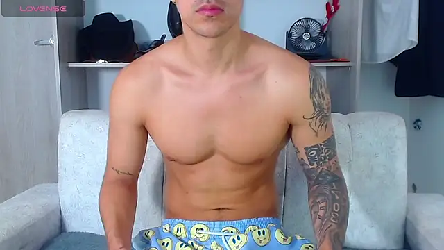 Tristan-bm online show from November 18, 2025, 12:41 pm