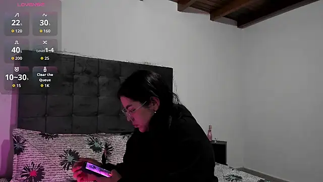 Kylie2211 online show from November 14, 2025, 10:13 pm