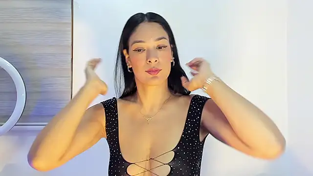 Snapshot of bella_hadid1_ chatting on February 28, 2026, 5:40 am bella hadid1 online show from February 28, 2026, 5:40 am