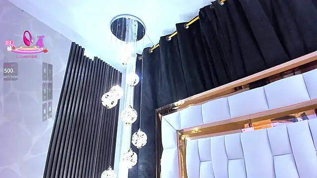 SarayRoyse online show from April 8, 2026, 7:26 pm