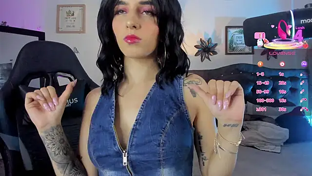 Snapshot of devlin_violett chatting on October 1, 2025, 1:33 am devlin violett online show from October 1, 2025, 1:33 am