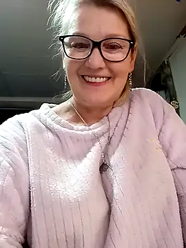 irinamaux online show from May 10, 2026, 3:36 pm