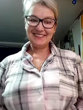 irinamaux online show from May 22, 2026, 6:44 am