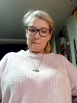 irinamaux online show from May 18, 2026, 4:07 am