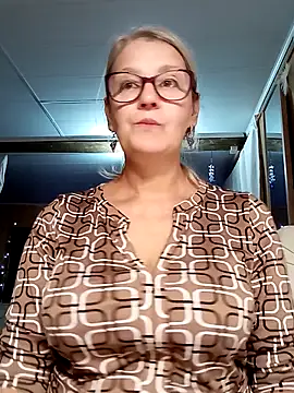 irinamaux online show from October 10, 2025, 4:41 pm