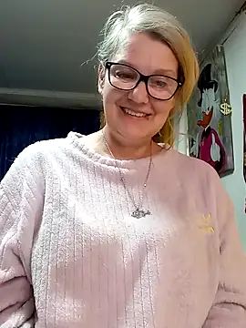 irinamaux online show from April 7, 2026, 1:24 pm