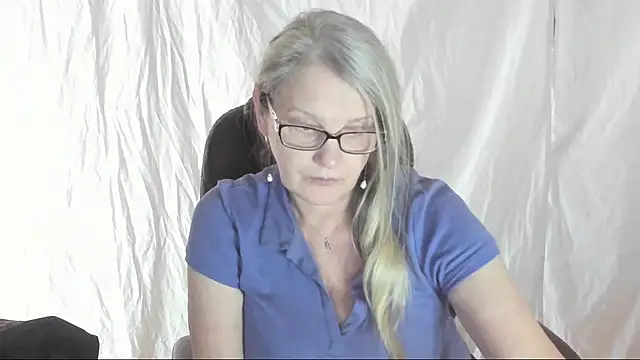 Snapshot of irinamaux chatting on March 22, 2025, 8:51 am irinamaux online show from March 22, 2025, 8:51 am