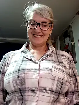 irinamaux online show from May 15, 2026, 8:01 am