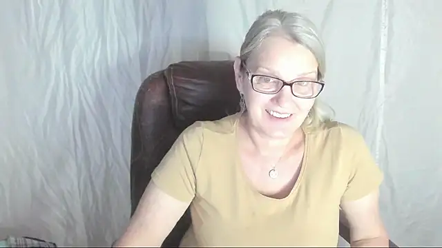 Snapshot of irinamaux chatting on March 6, 2025, 7:47 am irinamaux online show from March 6, 2025, 7:47 am