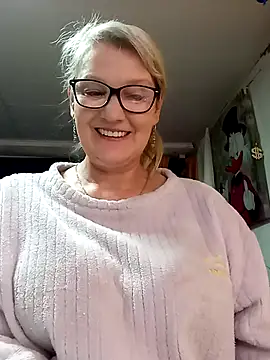 irinamaux online show from May 10, 2026, 3:32 am