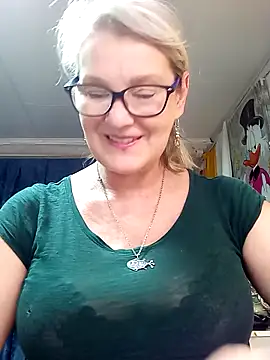 irinamaux online show from May 17, 2026, 7:25 pm