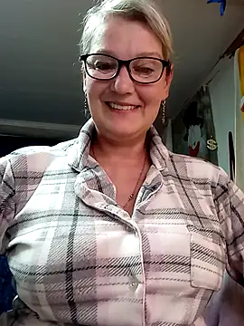 irinamaux online show from May 28, 2026, 12:51 am