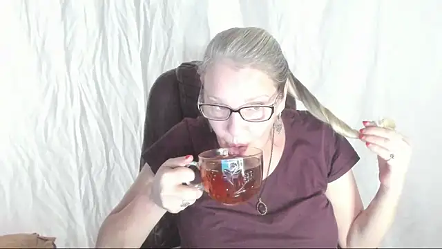 Snapshot of irinamaux chatting on March 2, 2025, 12:25 pm irinamaux online show from March 2, 2025, 12:25 pm