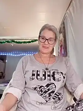 irinamaux online show from November 25, 2025, 7:47 pm