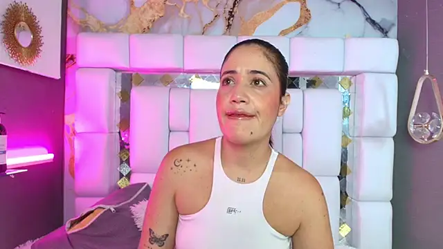 Snapshot of emily_madrid chatting on November 11, 2025, 5:24 am emily madrid online show from November 11, 2025, 5:24 am