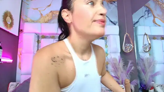 Snapshot of emily_madrid chatting on January 10, 2026, 5:36 am emily madrid online show from January 10, 2026, 5:36 am